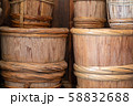 積み上げられた酒屋の酒樽 58832688