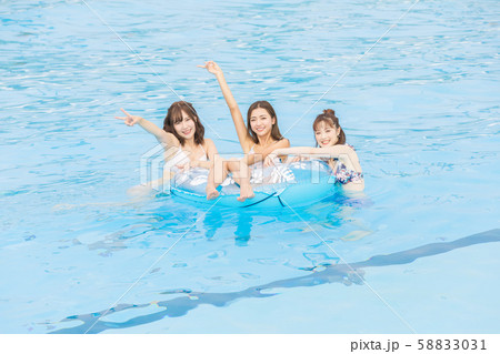 プールで楽しむ女性 プールで楽しむ女性 58833031