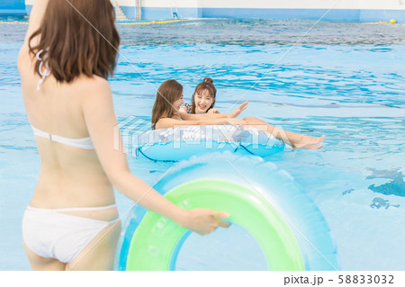 プールで楽しむ女性 58833032