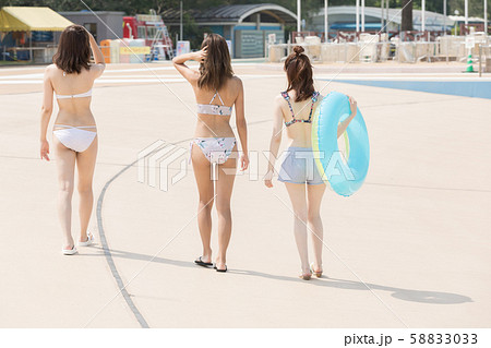 プールサイド 歩く プールサイド 歩く 58833033