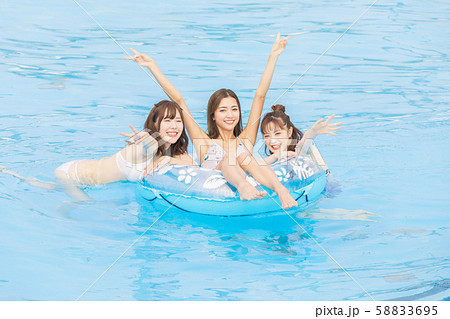 プールで楽しむ女性 58833695