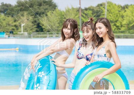 プールで楽しむ女性 58833709