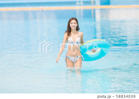 プール　女性 58834039