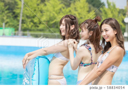 プールで楽しむ女性 58834054