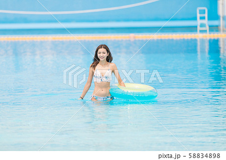 プール　女性 58834898