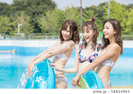 プールで楽しむ女性 58834903