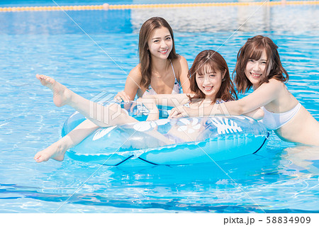 プールで楽しむ女性 58834909