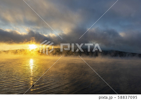 霧 風景 日の出 58837095