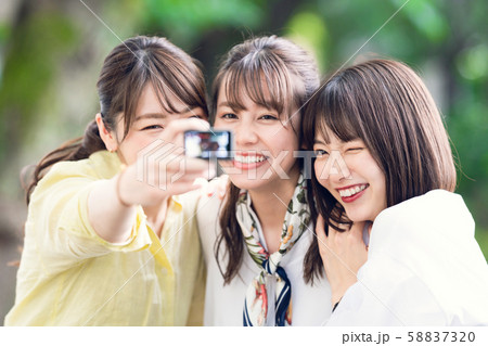 自撮りする女性グループ  58837320