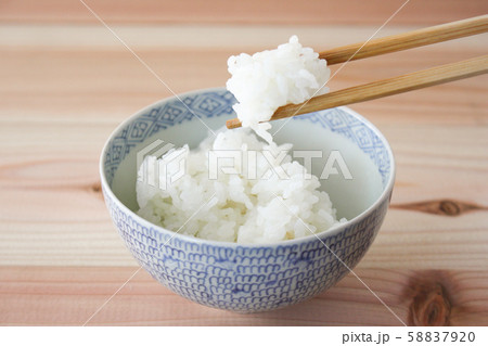 シズル感のある炊きたてごはん 58837920