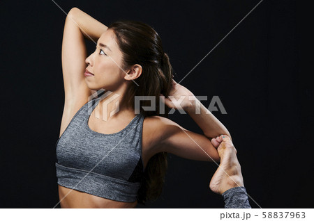 ヨガ　ヨガスタジオ　女性 58837963