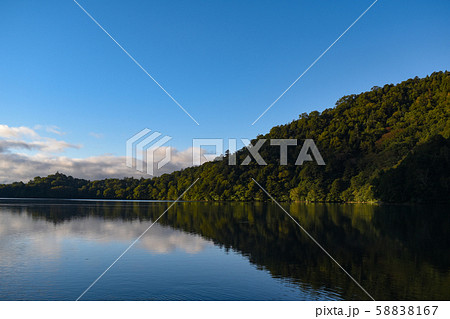 栃木県日光市　早朝の湯ノ湖 58838167