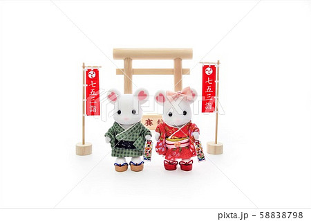 七五三詣をするねずみの姉弟 58838798