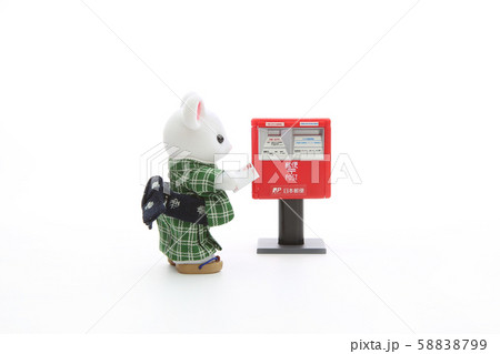 年賀状を投函するねずみ 58838799