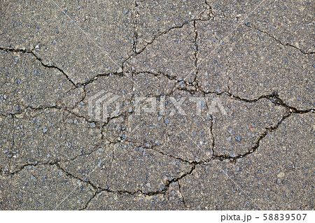 ひび割れた古い舗装道路の表面 58839507