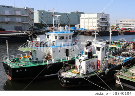 横浜山下埠頭に停泊中の貨物船 58840104