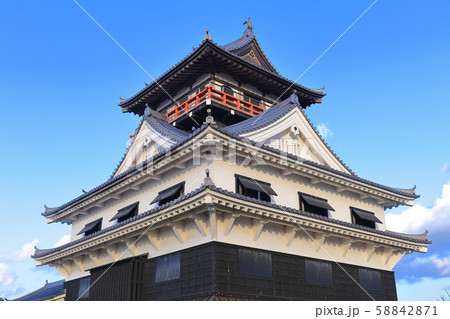 【愛媛県】晴天下の川之江城天守閣 58842871