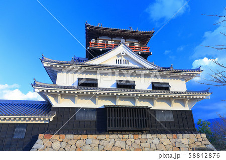 【愛媛県】晴天下の川之江城天守閣 58842876