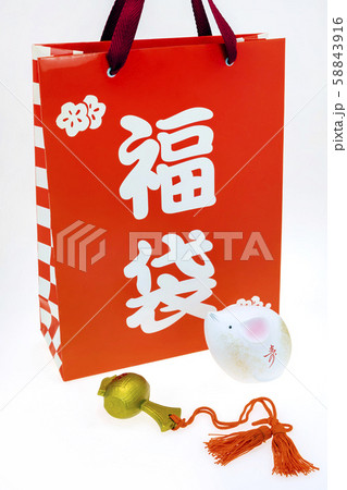 子年 年賀素材 福袋とねずみと打ち出の小槌 子年 年賀素材 福袋とねずみと打ち出の小槌 58843916
