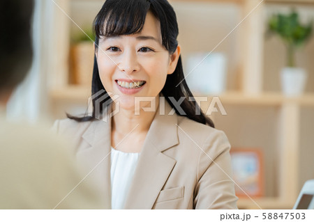 シニア女性 相談 保険 終活 リフォーム 58847503