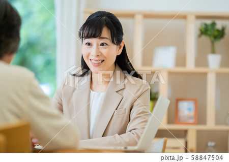 シニア女性 相談 保険 終活 リフォーム 58847504