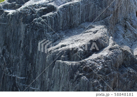 荒い岩肌 荒い岩肌 58848181