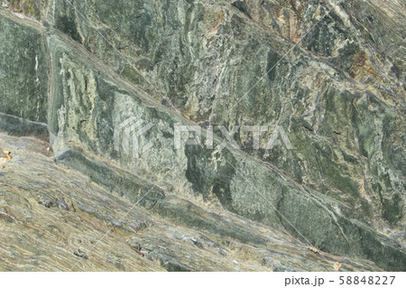 荒い岩肌 荒い岩肌 58848227