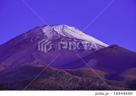 (静岡県)富士山 初冠雪 夜明け前 (静岡県)富士山 初冠雪 夜明け前 58848680