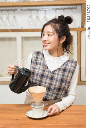 ハンドドリップをする20代女性  58848702