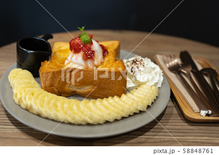 honey toast with ice cream 58848761