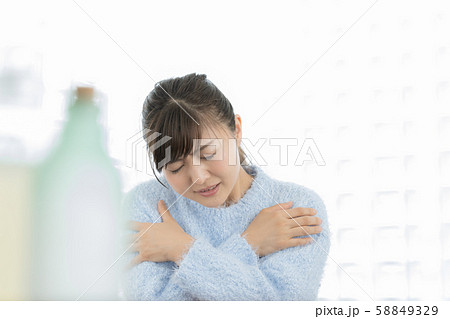 女性 風邪 悪寒 女性 風邪 悪寒 58849329