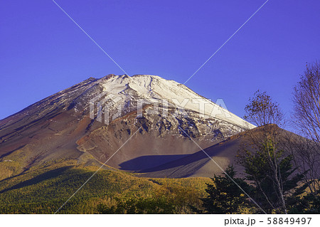 (静岡県)富士山・宝永火口、初冠雪の朝 (静岡県)富士山・宝永火口、初冠雪の朝 58849497
