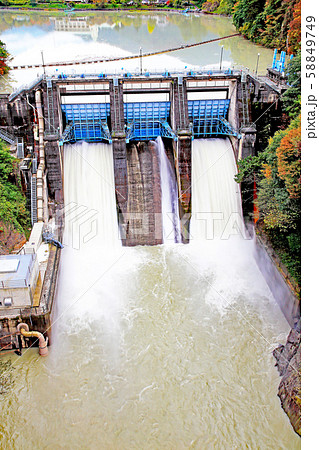 秋の高遠ダム　高遠湖　 58849749