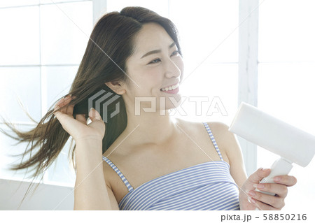若い女性 58850216