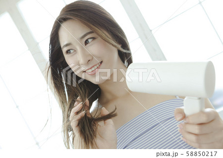 若い女性 58850217
