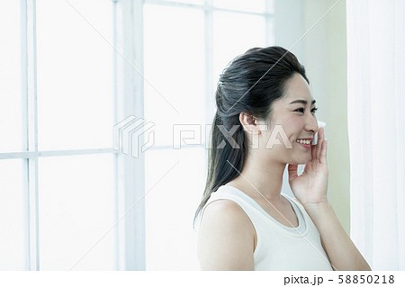 若い女性 58850218