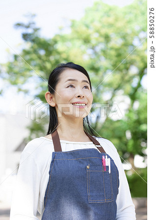 エプロン姿の女性の写真素材