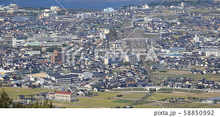 多度津駅周辺と多度津町役場を西から東へ俯瞰する 多度津駅周辺と多度津町役場を西から東へ俯瞰する 58850992
