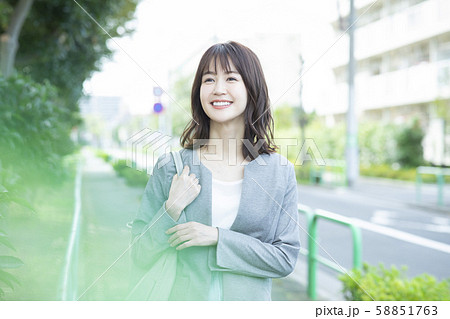 ビジネス 女性 通勤 ビジネス 女性 通勤 58851763
