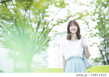 女性 公園 散歩 女性 公園 散歩 58851820