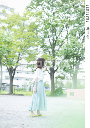 女性 公園 散歩 女性 公園 散歩 58851835