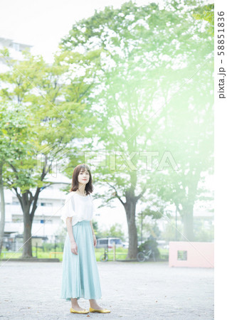 女性 公園 散歩 女性 公園 散歩 58851836