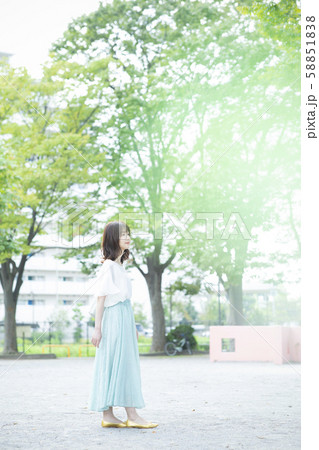 女性　公園　散歩 58851838