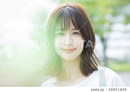 女性　公園　散歩 58851840