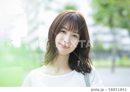 女性　公園　散歩 58851841