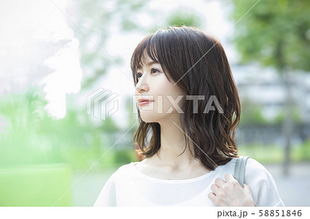 女性　公園　散歩 58851846