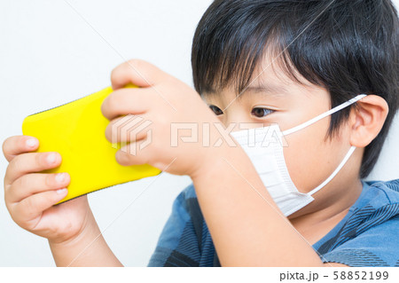 男の子　マスク　スマホ 58852199