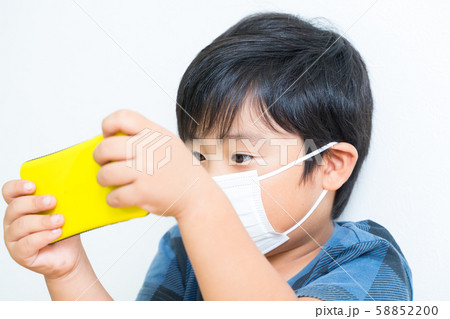 男の子　マスク　スマホ 58852200