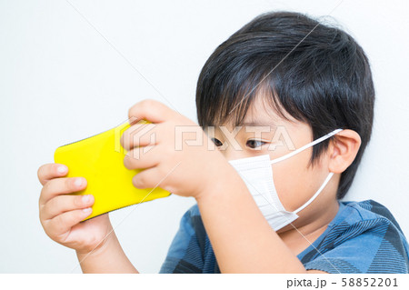 男の子　マスク　スマホ 58852201