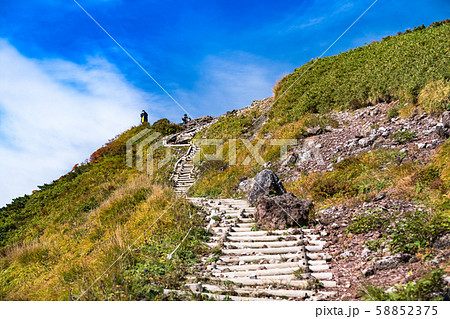 栗駒山紅葉と登山道 58852375
